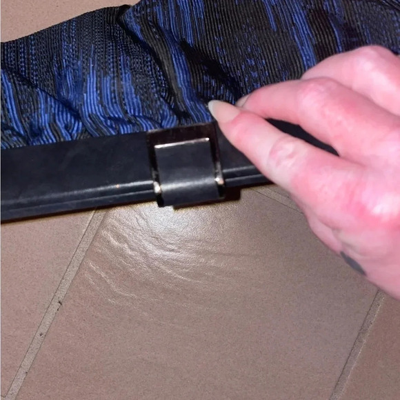 - VINTAGE COLE HAAN COLLECTION LINEN BLUE/BLACK LEATHER TOP FRAME CLUCH - Picture 3 of 9